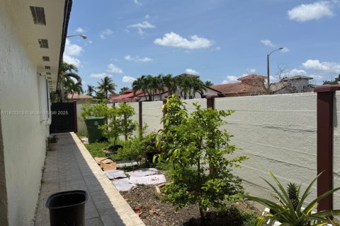 Villa ou maison à vendre à Hialeah, Floride: 3 chambres, 131.55 m2 № 1869978 - photo 6