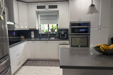 Villa ou maison à vendre à Hialeah, Floride: 3 chambres, 131.55 m2 № 1869978 - photo 10
