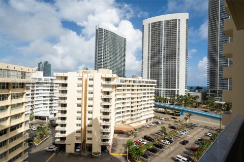 Condominio en venta en Hallandale Beach, Florida, 2 dormitorios, 102.19 m2 № 1860529 - foto 15
