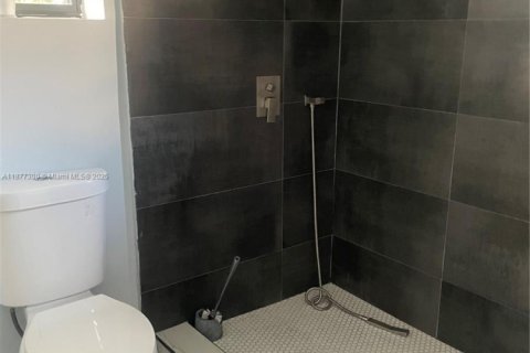 Villa ou maison à louer à Miami, Floride: 2 chambres, 60.67 m2 № 1929224 - photo 3