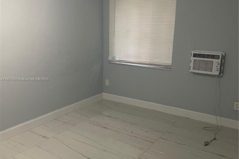 Villa ou maison à louer à Miami, Floride: 2 chambres, 60.67 m2 № 1929224 - photo 4