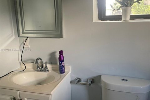 Villa ou maison à louer à Miami, Floride: 2 chambres, 60.67 m2 № 1929224 - photo 2