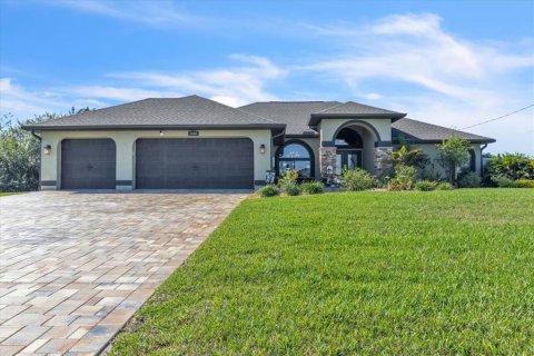 House in Cape Coral, Florida 4 bedrooms, 233.65 sq.m. № 2095136
