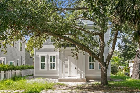 House in Saint Petersburg, Florida 5 bedrooms, 277.78 sq.m. № 1906366 - photo 2