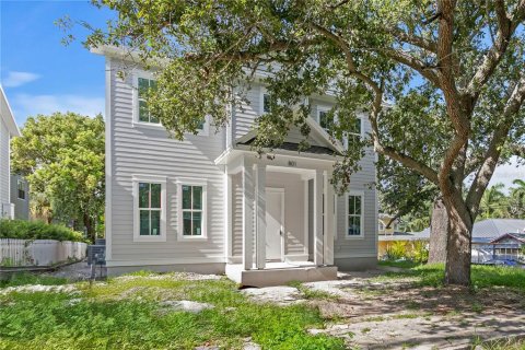House in Saint Petersburg, Florida 5 bedrooms, 277.78 sq.m. № 1906366 - photo 1