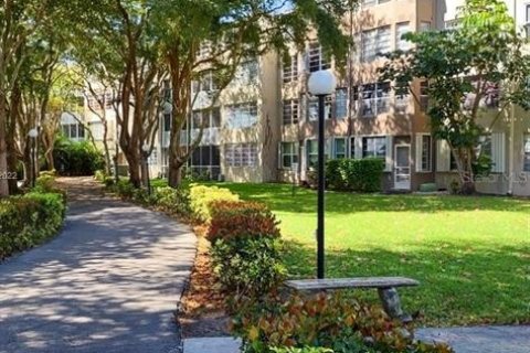 Condo in Miami, Florida, 1 bedroom  № 2108787 - photo 13