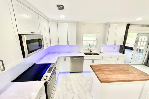 House in Palm Harbor, Florida 3 bedrooms, 140.84 sq.m. № 1901789 - photo 23