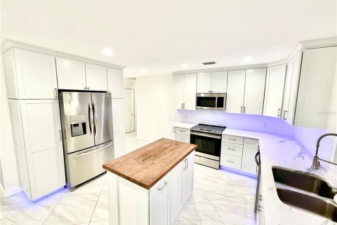 House in Palm Harbor, Florida 3 bedrooms, 140.84 sq.m. № 1901789 - photo 2