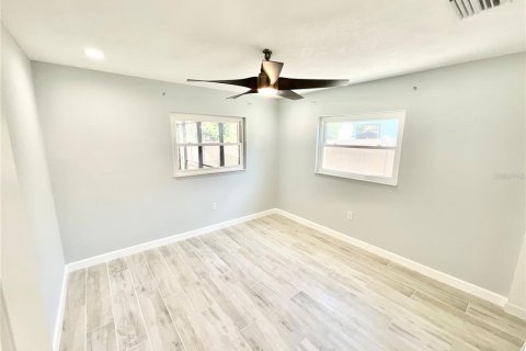 House in Palm Harbor, Florida 3 bedrooms, 140.84 sq.m. № 1901789 - photo 15