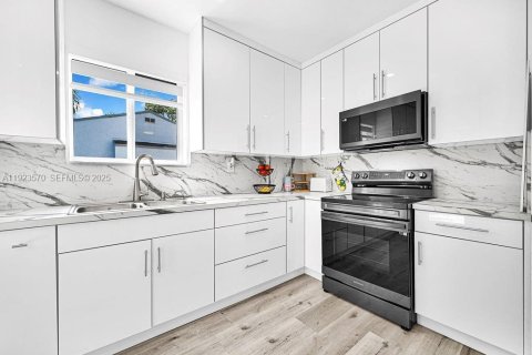 Villa ou maison à louer à Miami, Floride: 3 chambres, 131.74 m2 № 1983819 - photo 10