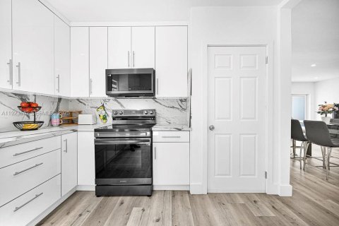 Villa ou maison à louer à Miami, Floride: 3 chambres, 131.74 m2 № 1983819 - photo 11