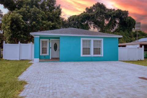 Casa en venta en Tampa, Florida, 4 dormitorios, 144.93 m2 № 1777974 - foto 2