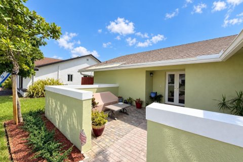 Casa en venta en Lauderhill, Florida, 3 dormitorios, 185.62 m2 № 2377291 - foto 4