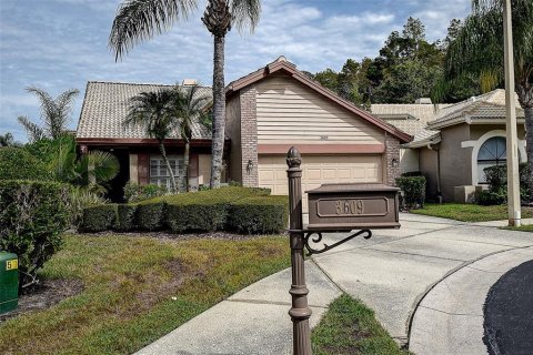 House in Palm Harbor, Florida 2 bedrooms, 151.52 sq.m. № 2416847 - photo 3