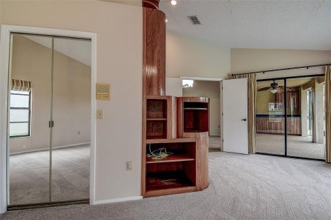 House in Palm Harbor, Florida 2 bedrooms, 151.52 sq.m. № 2416847 - photo 17