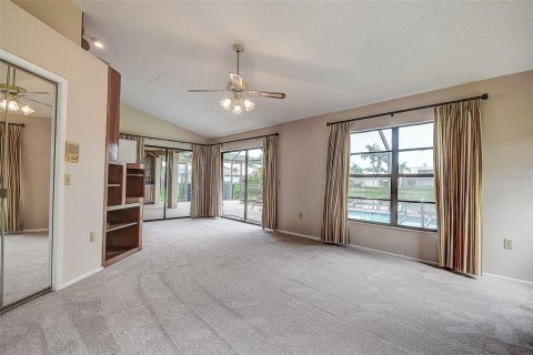 House in Palm Harbor, Florida 2 bedrooms, 151.52 sq.m. № 2416847 - photo 15