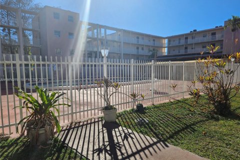 Снять в аренду кондоминиум в Лодерхилл, Флорида 2 спальни, 81.57м2, № 2036591 - фото 4