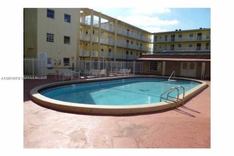 Снять в аренду кондоминиум в Лодерхилл, Флорида 2 спальни, 81.57м2, № 2036591 - фото 3