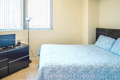 Condo in Miami, Florida, 3 bedrooms  № 2029962 - photo 12
