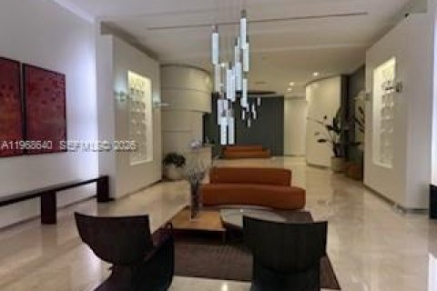 Condo in Miami, Florida, 3 bedrooms  № 2029962 - photo 2