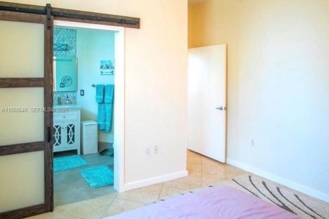 Condo in Miami, Florida, 3 bedrooms  № 2029962 - photo 13
