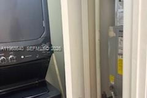 Condo in Miami, Florida, 3 bedrooms  № 2029962 - photo 15