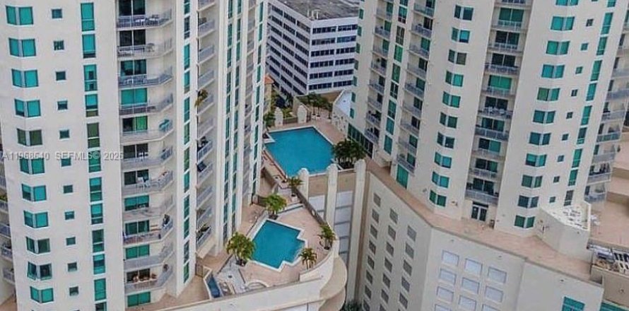 Condo in Miami, Florida, 3 bedrooms  № 2029962