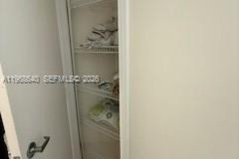 Condo in Miami, Florida, 3 bedrooms  № 2029962 - photo 9