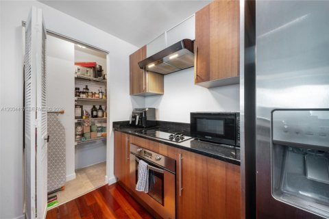 Condo in Miami, Florida, 2 bedrooms № 2256406 - photo 16