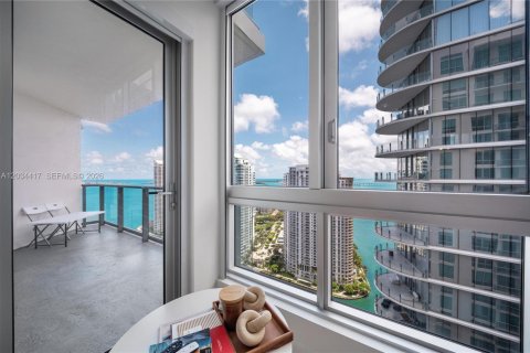 Condo in Miami, Florida, 2 bedrooms № 2256406 - photo 3