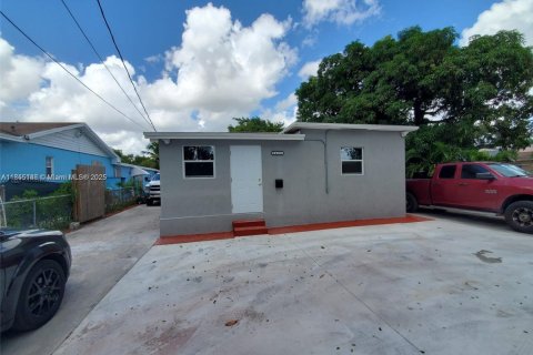 Propiedad comercial en venta en Miami, Florida, 140.47 m2 № 1988445 - foto 2