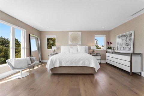 House in Key Biscayne, Florida 5 bedrooms, 551.84 sq.m. № 1811656 - photo 25
