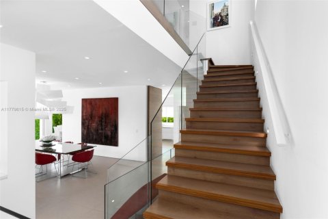 House in Key Biscayne, Florida 5 bedrooms, 551.84 sq.m. № 1811656 - photo 23