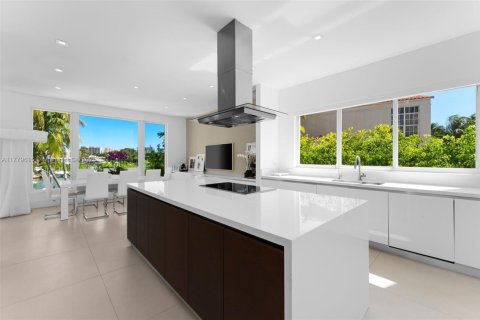 House in Key Biscayne, Florida 5 bedrooms, 551.84 sq.m. № 1811656 - photo 12
