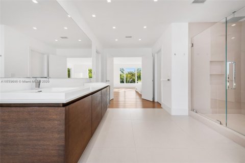 House in Key Biscayne, Florida 5 bedrooms, 551.84 sq.m. № 1811656 - photo 28