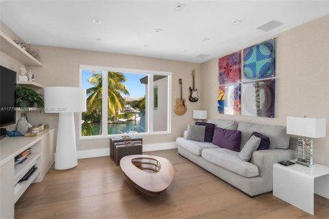 House in Key Biscayne, Florida 5 bedrooms, 551.84 sq.m. № 1811656 - photo 24