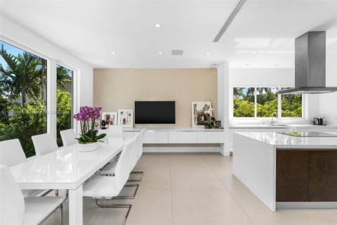 House in Key Biscayne, Florida 5 bedrooms, 551.84 sq.m. № 1811656 - photo 14