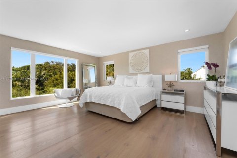 House in Key Biscayne, Florida 5 bedrooms, 551.84 sq.m. № 1811656 - photo 26