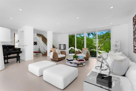 House in Key Biscayne, Florida 5 bedrooms, 551.84 sq.m. № 1811656 - photo 9