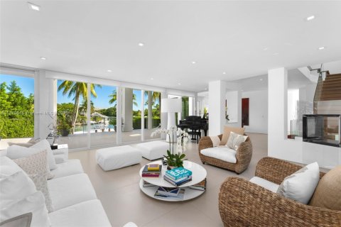 House in Key Biscayne, Florida 5 bedrooms, 551.84 sq.m. № 1811656 - photo 5