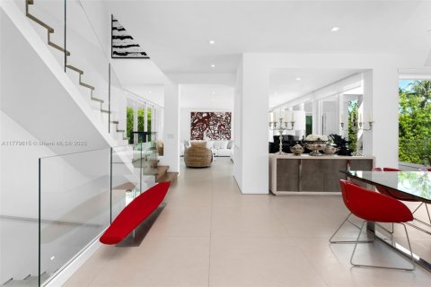 House in Key Biscayne, Florida 5 bedrooms, 551.84 sq.m. № 1811656 - photo 17