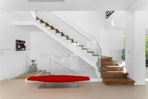House in Key Biscayne, Florida 5 bedrooms, 551.84 sq.m. № 1811656 - photo 18