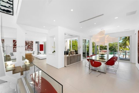 House in Key Biscayne, Florida 5 bedrooms, 551.84 sq.m. № 1811656 - photo 10