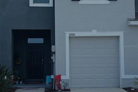 Townhouse in Wesley Chapel, Florida 3 bedrooms, 155.43 sq.m. № 2121587 - photo 2