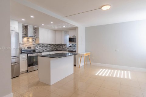 Снять в аренду кондоминиум в Авентура, Флорида 3 спальни, 128.21м2, № 2005359 - фото 2