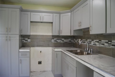 Villa ou maison à vendre à Miami, Floride: 3 chambres, 96.62 m2 № 1979208 - photo 18