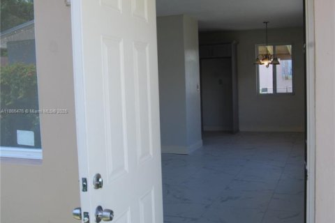 Villa ou maison à vendre à Miami, Floride: 3 chambres, 96.62 m2 № 1979208 - photo 13