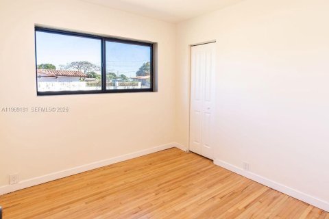 Casa en venta en Hialeah, Florida, 3 dormitorios, 93.09 m2 № 2031221 - foto 16