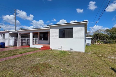 Casa en venta en Hialeah, Florida, 3 dormitorios, 93.09 m2 № 2031221 - foto 2