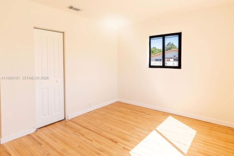 Casa en venta en Hialeah, Florida, 3 dormitorios, 93.09 m2 № 2031221 - foto 19